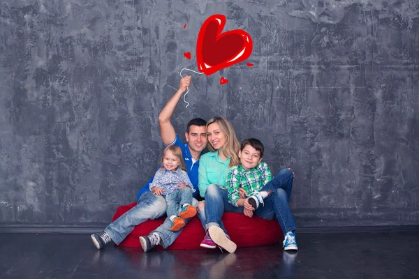 Gelukkige familie op Valentijnsdagευτυχισμένη οικογένεια για την ημέρα του Αγίου Βαλεντίνου — Φωτογραφία Αρχείου