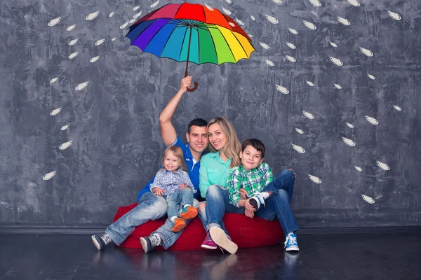 우산 아래 행복 한 가족 — 스톡 사진