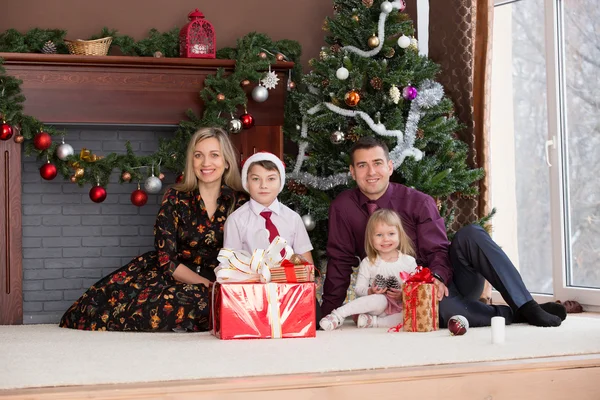 Família feliz celebrando o Natal — Fotografia de Stock