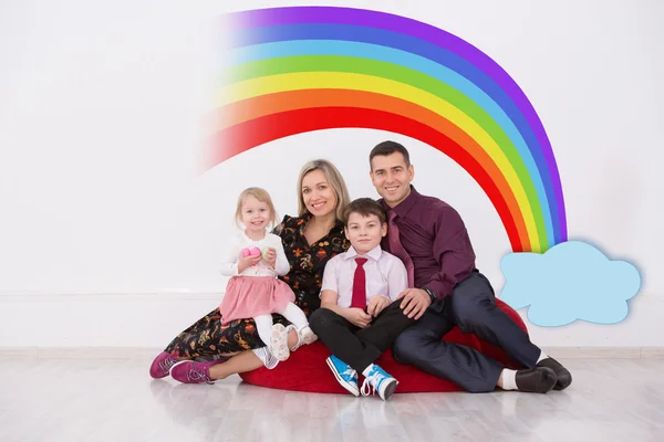 Ευτυχισμένη οικογένεια στο φόντο της ένα ουράνιο τόξο — Φωτογραφία Αρχείου