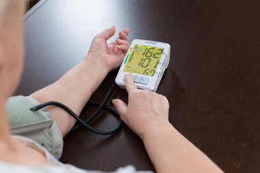 kadının elinde tonometer