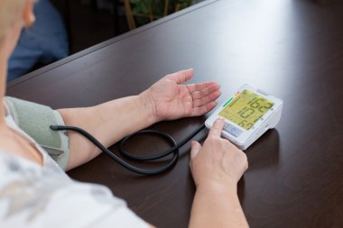 kadının elinde tonometer