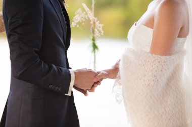 damat gelinin elini tutar