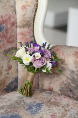 bir kanepe üzerinde düğün gelin buketi