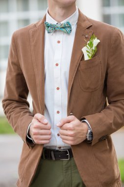 Kahverengi elbiseli bir damat