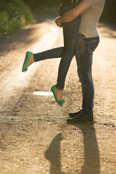 Amoureux sur un coucher de soleil — Photo