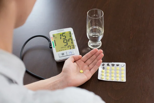 adamın elleri tonometer