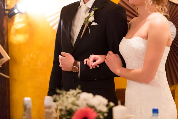 Istri memegang dengan tangan suami — Stok Foto