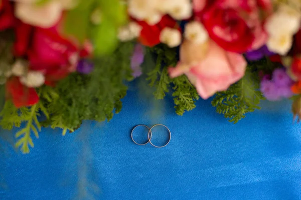 Wedding rings and flowers — Stock Photo, Image