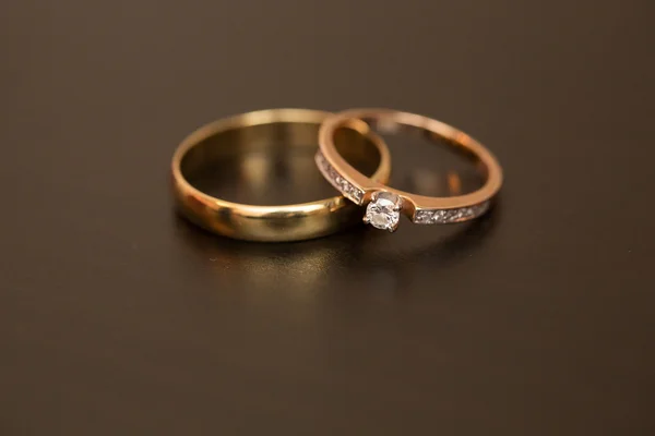 Wedding rings on a table — Stock Photo, Image