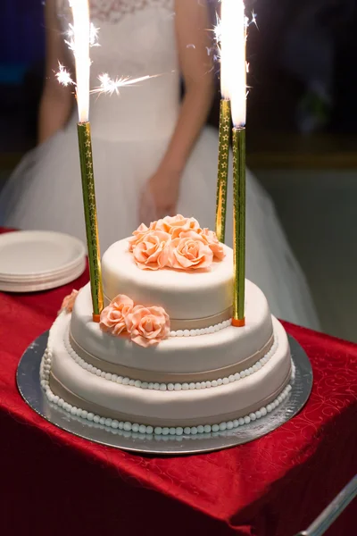 Frischvermählte schneiden Hochzeitstorte an — Stockfoto