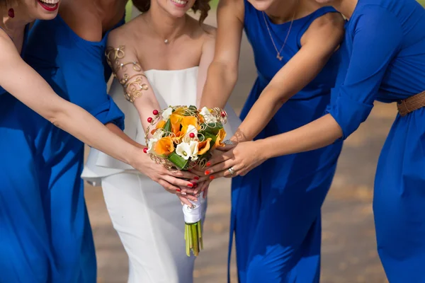 Noiva em um casamento com as namoradas — Fotografia de Stock
