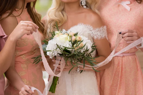 Bruid op een bruiloft met de vriendinnen — Stockfoto