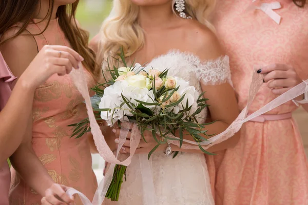 Noiva em um casamento com as namoradas — Fotografia de Stock