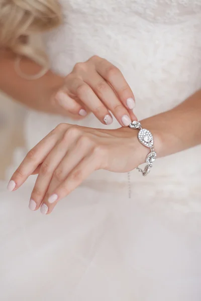 Schönes Armband auf der Hand der Bräute — Stockfoto