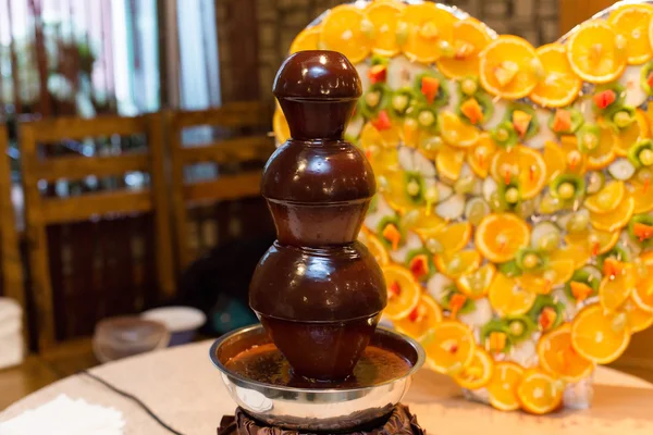 Tatil sırasında çikolata çeşmesi — Stok fotoğraf