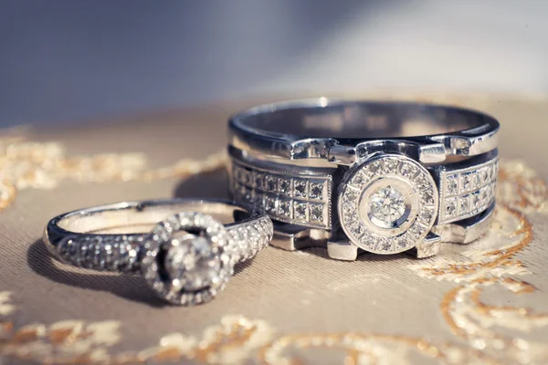 Vackra vigselringar med juveler — Stockfoto