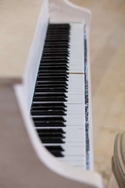 Keys of a white grand piano — Stock Photo, Image