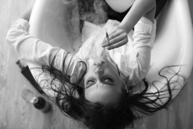 Kız banyoda sigara içiyor