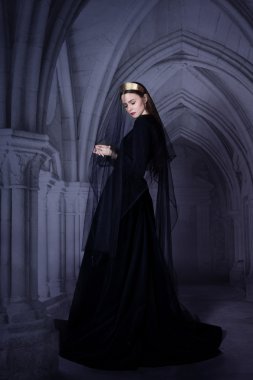  güzel kız bir siyah elbise ve karanlık peçe
