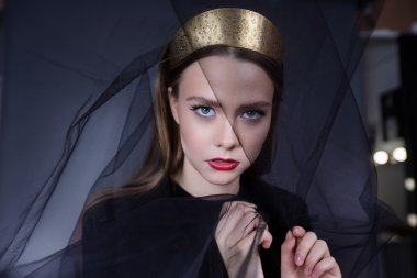  Siyah peçe ve taç ile güzel kız