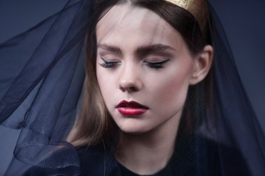  Siyah peçe ve taç ile güzel kız