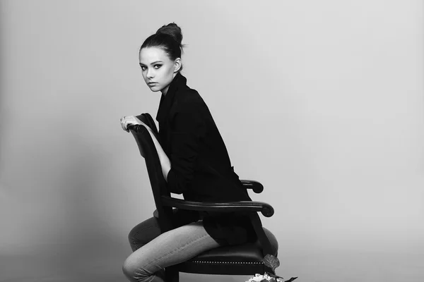 güzel kız studio bir sandalyede oturur