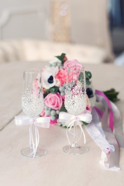 iki cam yeni evli ve gelin buketi için beyaz