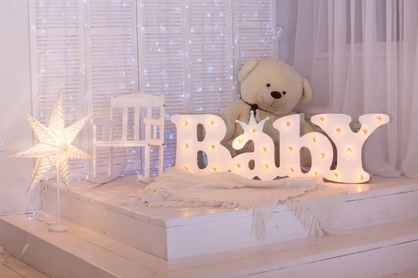 Pépinière avec peluches et inscription de bébé — Photo