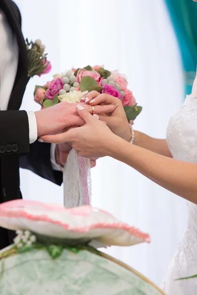 Жених платья невесте кольцо — стоковое фото