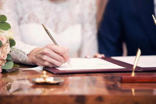 Sposi mettere una lista nel certificato di matrimonio — Foto Stock