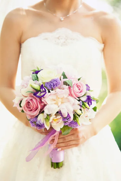 Suave ramo de novia en las manos — Foto de Stock