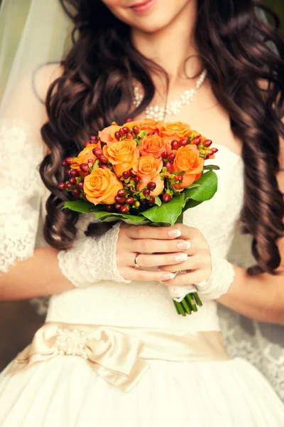 Нежный свадебный букет в руках — стоковое фото