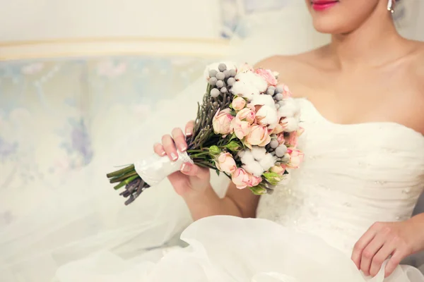 Нежный свадебный букет в руках — стоковое фото
