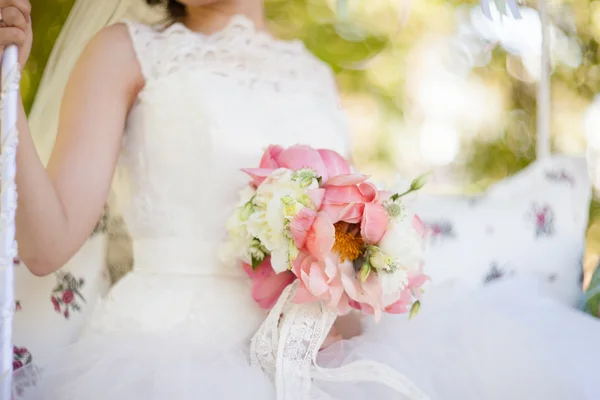 Buquê de noiva suave em mãos — Fotografia de Stock