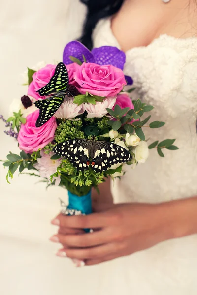 Нежный свадебный букет в руках с бабочкой — стоковое фото