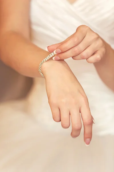 Βραχιόλι στο χέρι της νύφης — Φωτογραφία Αρχείου