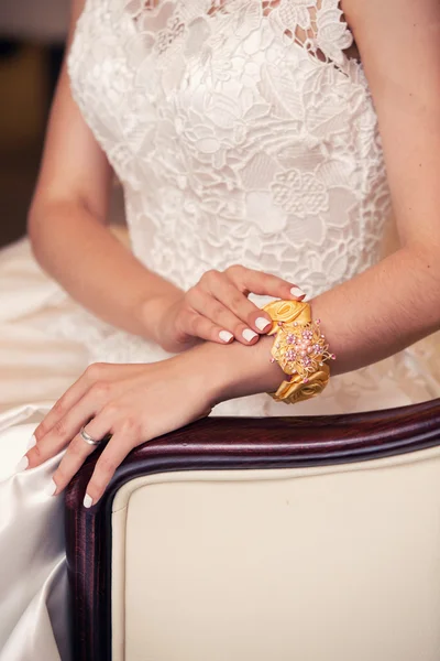 Armband an der Hand der Braut — Stockfoto