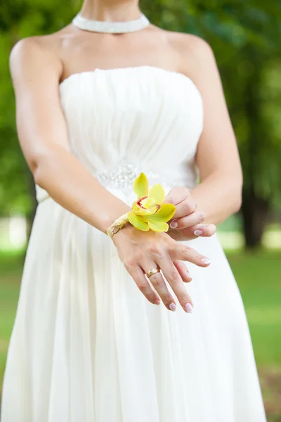 Браслет на руке невесты — стоковое фото