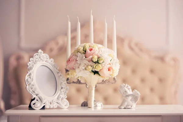 Bouquet da sposa con peonie di colore rosa negli interni classici — Foto Stock