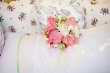 gelin buketi pembe peonies üzerinden