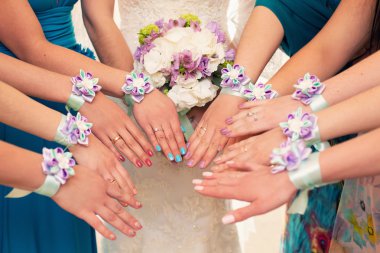 Gelin ve onun nedime ellerinde biçimli kap