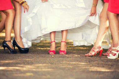 Kırmızı Ayakkabı ayaklarda gelinin ve sevgili