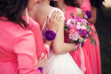 Gelin ve onun nedime ellerinde biçimli kap