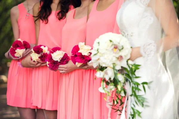 Подружки невесты и невеста с букетом — стоковое фото