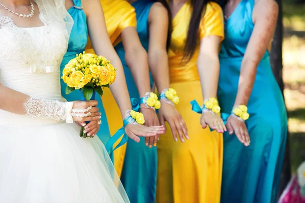 Noiva e suas damas de honra com pulseiras nas mãos — Fotografia de Stock