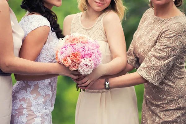 Noiva com um buquê e as damas de honra — Fotografia de Stock