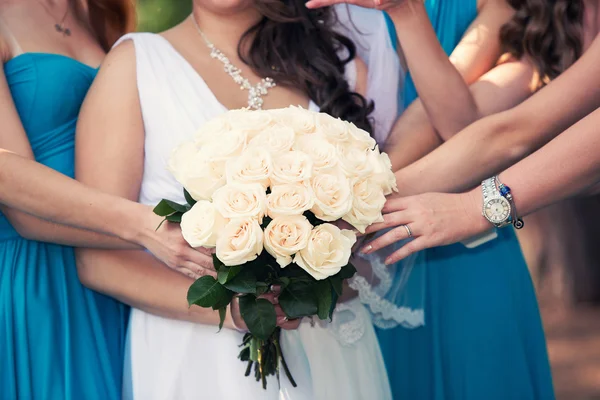 Noiva com um buquê e as damas de honra — Fotografia de Stock