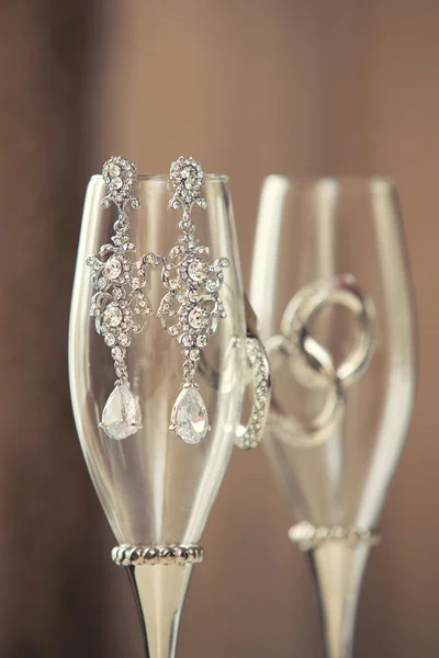 Bröllop glasögon och kvinnors Örhängen — Stockfoto