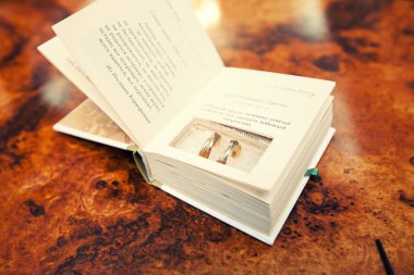 Alyans ve kitap şeklinde tabut